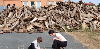 Școala uitată de la țară. Cum vrea să schimbe educația la sat o mamă venită de la oraș: ”Copiii își doresc să învețe, dar într-un altfel de mediu”