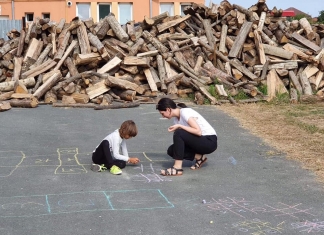 Școala uitată de la țară. Cum vrea să schimbe educația la sat o mamă venită de la oraș: ”Copiii își doresc să învețe, dar într-un altfel de mediu”