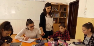 Școala de la sat în care matematica se învață pe tabletă. Profesoara Ana Ungureanu: ”Copiilor le place. Progresul este evident”