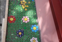 O alee colorată, creată din dopuri de plastic de elevii școlii din Biled: ”Matematica asta e mai faină!” FOTO