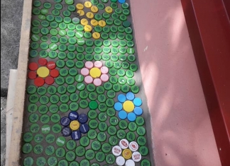 O alee colorată, creată din dopuri de plastic de elevii școlii din Biled: ”Matematica asta e mai faină!” FOTO