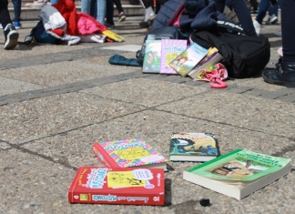 Povestea unui bibliotecar din Satu Mare care răspândește ”superputerea” de a citi. De doi ani, Raluca Istrate organizează ”Marșul cărților”