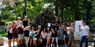 Campania unor liceeni din Pucioasa despre educație și învățarea unei meserii. Elevii au ales povestea Ancăi Tîrcă pentru a-și promova mesajul