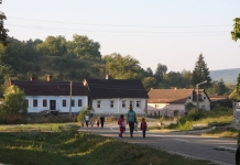 Toaletă din lemn, în curtea unei școli din Bistrița. Primar: Cu banii de la Guvern, putem face niște improvizații