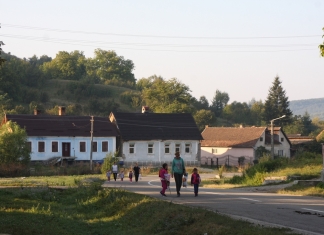 Toaletă din lemn, în curtea unei școli din Bistrița. Primar: Cu banii de la Guvern, putem face niște improvizații