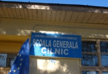 Incident într-o școală din Gorj: O bucată din tavanul unei clase s-a prăbușit. Copiii erau afară, în pauză