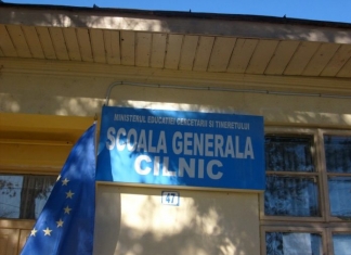 Incident într-o școală din Gorj: O bucată din tavanul unei clase s-a prăbușit. Copiii erau afară, în pauză