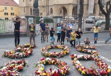Gestul inedit al unor profesori din Sibiu: Cu florile primite în prima zi de școală, au trimis, alături de elevi, un SOS pentru educație FOTO