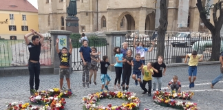 Gestul inedit al unor profesori din Sibiu: Cu florile primite în prima zi de școală, au trimis, alături de elevi, un SOS pentru educație FOTO
