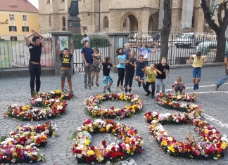 Gestul inedit al unor profesori din Sibiu: Cu florile primite în prima zi de școală, au trimis, alături de elevi, un SOS pentru educație FOTO