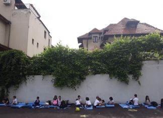 Copiii care transformă școala. Literele învățate, pictate pe un perete. Andreea Puiu: ”Tot ce e în jurul lor le poate purta amprenta” FOTO