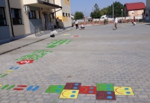Campania ”Școli prietenoase și creative”. Tabla înmulțirii desenată pe scări și jocuri educative în curte, la școala din Fundeni-Dobroești
