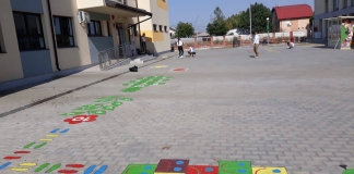 Campania ”Școli prietenoase și creative”. Tabla înmulțirii desenată pe scări și jocuri educative în curte, la școala din Fundeni-Dobroești