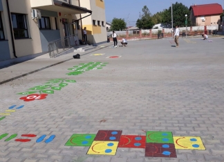 Campania ”Școli prietenoase și creative”. Tabla înmulțirii desenată pe scări și jocuri educative în curte, la școala din Fundeni-Dobroești