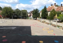 Curtea școlii dintr-un sat din Mureș, împânzită cu jocuri educaționale: ”Școala a prins viață. Copiii au fost vizibil impresionați”