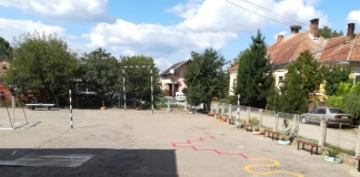 Curtea școlii dintr-un sat din Mureș, împânzită cu jocuri educaționale: ”Școala a prins viață. Copiii au fost vizibil impresionați”