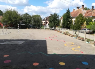 Curtea școlii dintr-un sat din Mureș, împânzită cu jocuri educaționale: ”Școala a prins viață. Copiii au fost vizibil impresionați”
