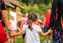 Tabăra Ghibstock. Distracție și aventură pentru 22 de copii, alături de liceenii din Cluj care organizează festivalul din curtea școlii FOTO