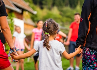 Tabăra Ghibstock. Distracție și aventură pentru 22 de copii, alături de liceenii din Cluj care organizează festivalul din curtea școlii FOTO