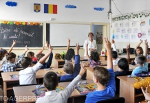 Ministrul Educației: Dacă sunt bănci de doi elevi, vor sta doi elevi în bancă. Accentul se pune pe portul măștii. Este irealist să pretinzi distanțare fix de 1 metru