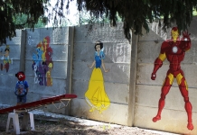 Gardul unei grădinițe din Târgoviște, pictat de un jandarm: ”Este un cadou pentru copiii care îşi încep educaţia în acest loc”