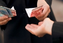 Secretara unei şcoli din Bucureşti, prinsă în flagrant după ce a primit 200 de euro pentru mutarea unui elev