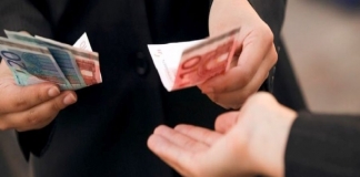 Secretara unei şcoli din Bucureşti, prinsă în flagrant după ce a primit 200 de euro pentru mutarea unui elev