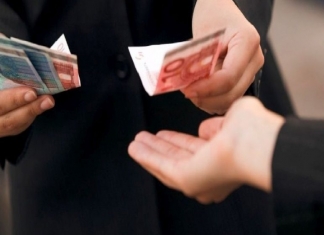 Secretara unei şcoli din Bucureşti, prinsă în flagrant după ce a primit 200 de euro pentru mutarea unui elev