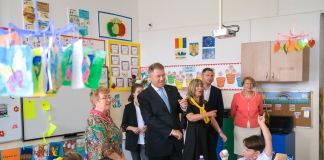 Iohannis: ”Unii politicieni se tem de școală. Aici sunt formați oamenii care le taxează erorile de logică și de exprimare”