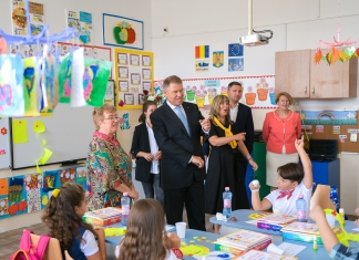 Iohannis: ”Unii politicieni se tem de școală. Aici sunt formați oamenii care le taxează erorile de logică și de exprimare”