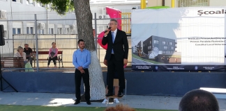 Florentin Pandele și-a ținut discursul, la deschiderea anului școlar, urcat pe un scaun