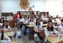 O profesoară din Buzău și-a rugat elevii să renunțe la florile din prima zi de școală și să cumpere rechizite pentru copiii nevoiași