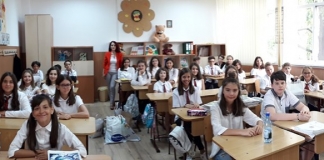 O profesoară din Buzău și-a rugat elevii să renunțe la florile din prima zi de școală și să cumpere rechizite pentru copiii nevoiași