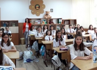 O profesoară din Buzău și-a rugat elevii să renunțe la florile din prima zi de școală și să cumpere rechizite pentru copiii nevoiași