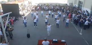 Cum a fost decorat holul școlii din Târgoviște unde, la deschiderea anului școlar, profesoarele au dansat pentru elevi FOTO