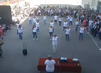 Cum a fost decorat holul școlii din Târgoviște unde, la deschiderea anului școlar, profesoarele au dansat pentru elevi FOTO