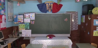 Școală amenajată în casa unui localnic: Două camere în care învață copiii de grădiniță și elevii din clasele primare