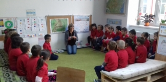 Învățătoarea Liliana Mursa a creat la școală ”o a doua casă”. Copiii învață cu povești, provocări și situații de viață: ”Eu am răsturnat didactica”