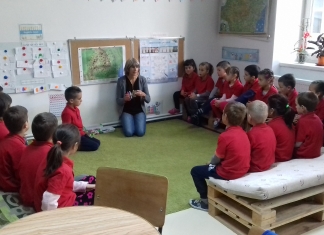 Învățătoarea Liliana Mursa a creat la școală ”o a doua casă”. Copiii învață cu povești, provocări și situații de viață: ”Eu am răsturnat didactica”