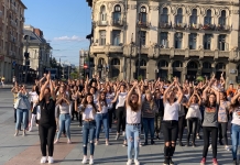 Flashmob pentru educație, în centrul Craiovei. Zeci de elevi ai Liceului ”Voltaire” au promovat, alături de profesori și părinți, mesajul ”Educația schimbă vieți”