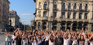 Flashmob pentru educație, în centrul Craiovei. Zeci de elevi ai Liceului ”Voltaire” au promovat, alături de profesori și părinți, mesajul ”Educația schimbă vieți”