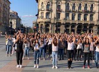Flashmob pentru educație, în centrul Craiovei. Zeci de elevi ai Liceului ”Voltaire” au promovat, alături de profesori și părinți, mesajul ”Educația schimbă vieți”
