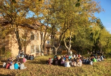Toată școala citește în grădină, la Rășinari. Pentru o zi, pauza de lectură se va muta în tramvai: ”Copiii sunt foarte încântați” FOTO