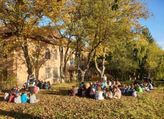Toată școala citește în grădină, la Rășinari. Pentru o zi, pauza de lectură se va muta în tramvai: ”Copiii sunt foarte încântați” FOTO