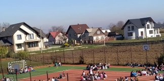 Toată școala citește, la Vicovu de Sus. Terenul de sport a devenit pentru 20 de minute o bibliotecă în aer liber: ”Parcă era raiul pe pământ” FOTO