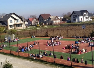 Toată școala citește, la Vicovu de Sus. Terenul de sport a devenit pentru 20 de minute o bibliotecă în aer liber: ”Parcă era raiul pe pământ” FOTO