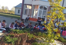 Zece minute de lectură în fiecare zi, în curtea școlii din comuna Bilca, Suceava: ”Este momentul cel mai așteptat al zilei”
