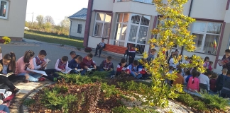 Zece minute de lectură în fiecare zi, în curtea școlii din comuna Bilca, Suceava: ”Este momentul cel mai așteptat al zilei”