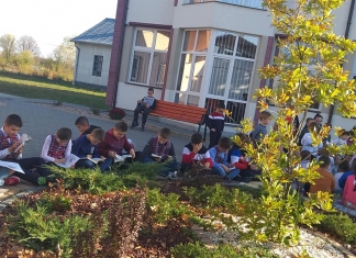 Zece minute de lectură în fiecare zi, în curtea școlii din comuna Bilca, Suceava: ”Este momentul cel mai așteptat al zilei”