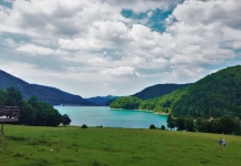 Meet and Code. Jocuri cu teme ecologice și soluții împotriva poluării, provocarea adresată elevilor, dar și bunicilor din Valea Doftanei